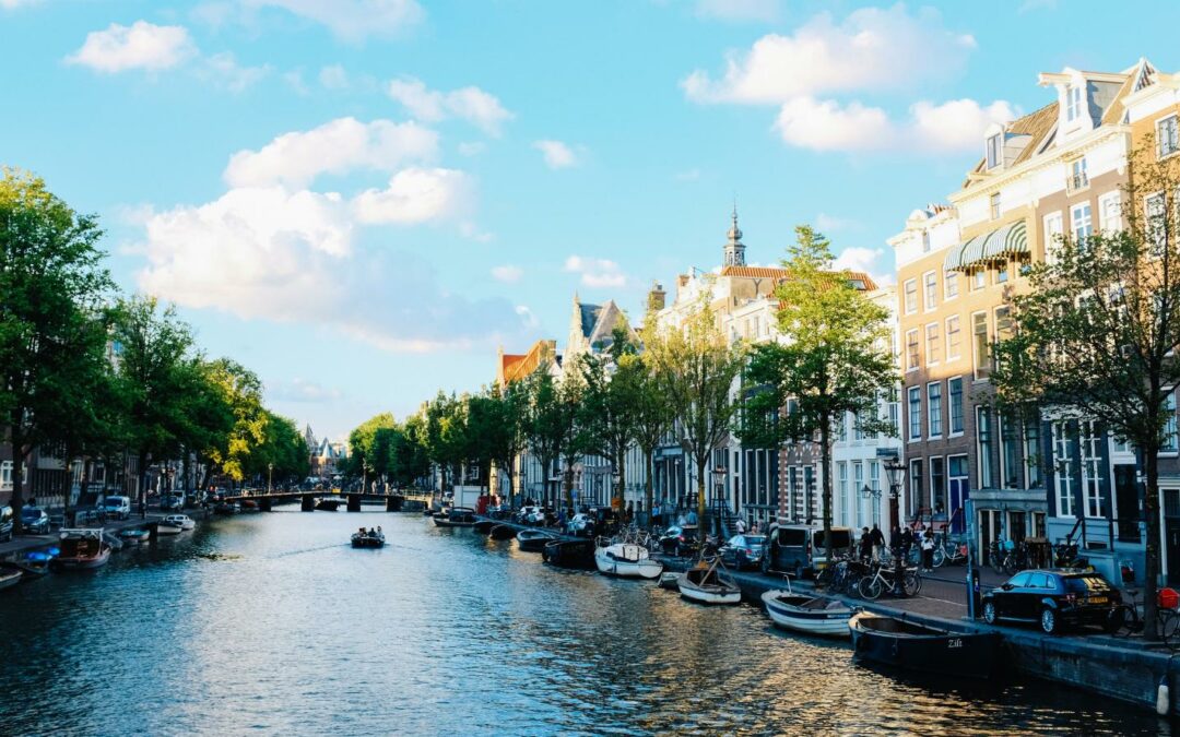 Artikel NH Nieuws: Zo onbetaalbaar is Amsterdam, overal in de stad huizen van meer dan een miljoen