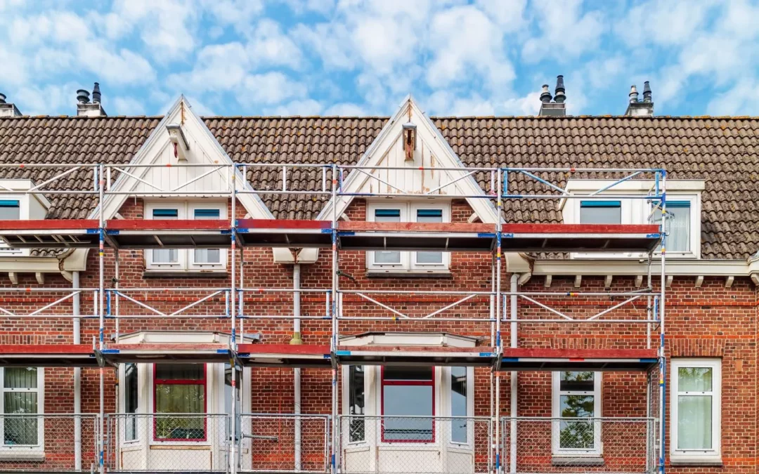 een foto van woningen in verbouwing